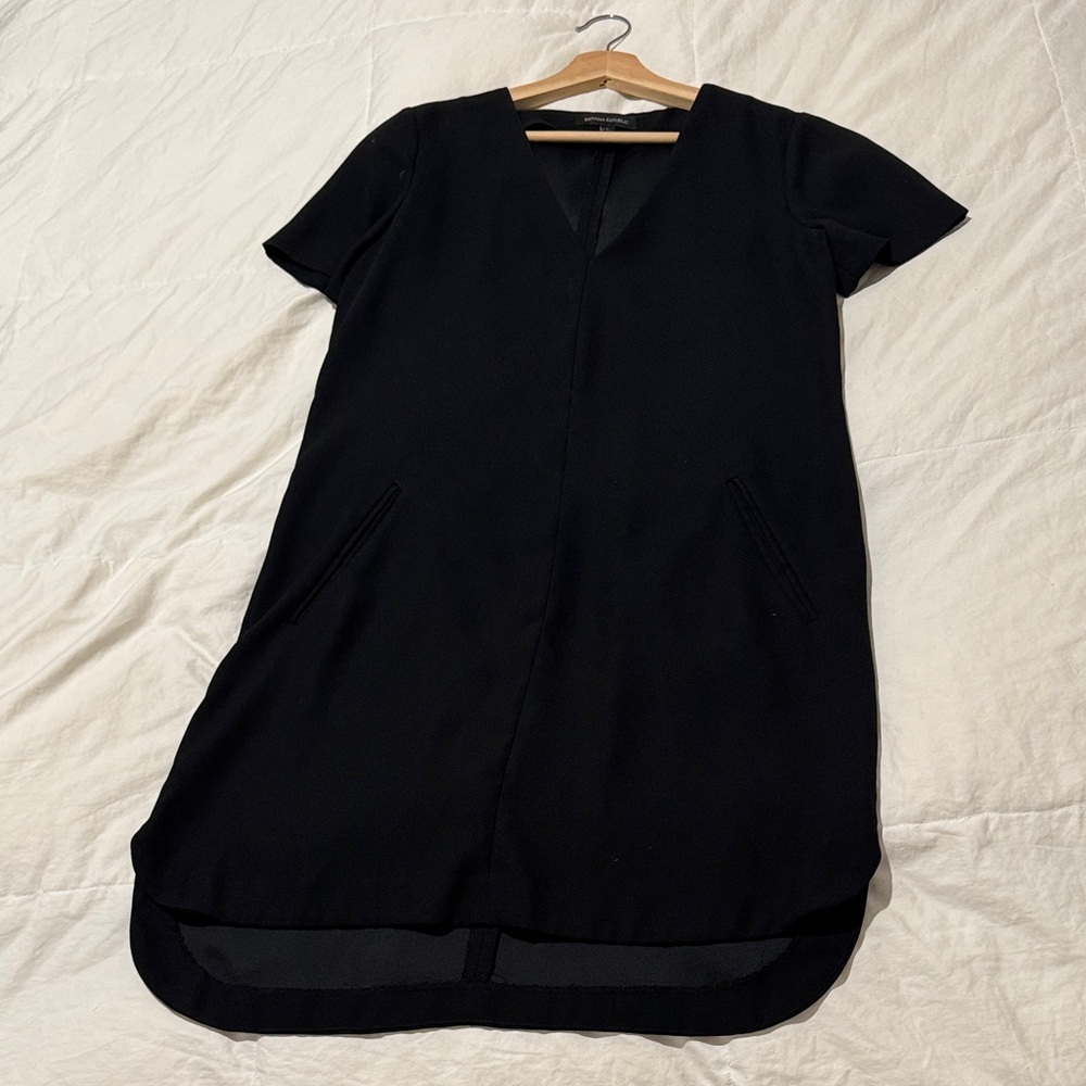 Banana Republic V-Neck Shift Dress with Pockets